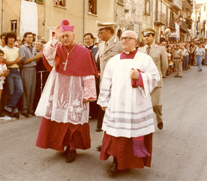 Una foto di Don Edmondo de Simone all'arrivo del Vescovo della Diocesi di Trivento Mons. Santucci