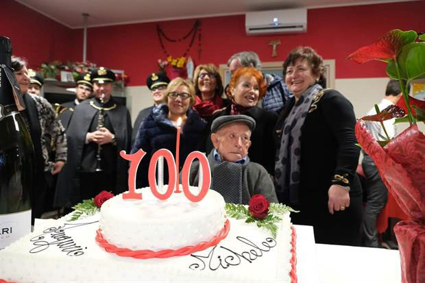 Una foto di zi' Michele con la torta dei 100 anni