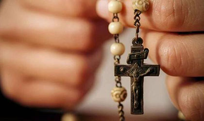Il Vescovo Claudio recita il Santo Rosario con i sacerdoti della Diocesi