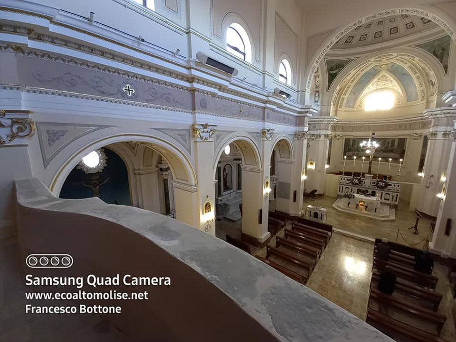 L'interno della chiesa di Schiavi di Abruzzo appena restaurata