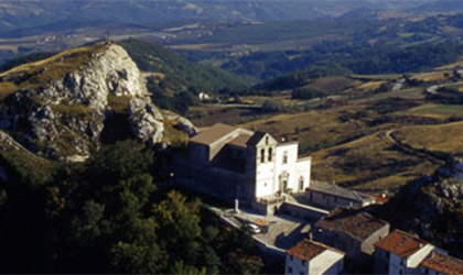 Una foto aerea della chiesa di Pietrabbondante