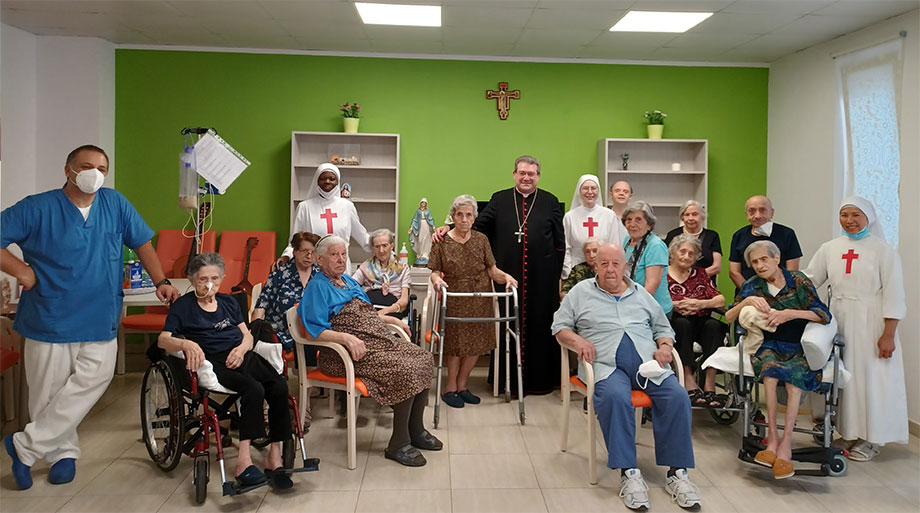 II Vescovo Claudio in visita alla struttura di accoglienza 