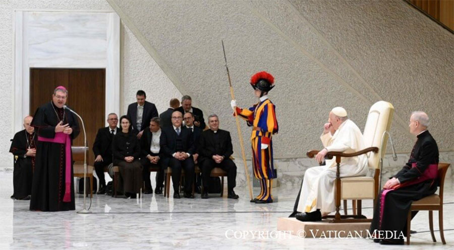 Il saluto di S.E.R. Mons. Claudio Palumbo a Papa Francesco