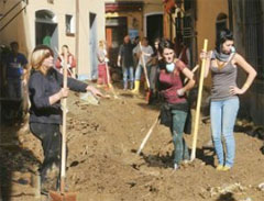 Gli spalatori nel fango della martoriata Liguria