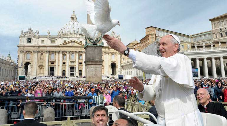 Una foto di Papa Francesco in piazza San Pietro