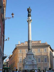 L’omaggio alla statua dell'Immacolata in piazza di Spagna a Roma