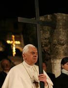 VIA CRUCIS AL COLOSSEO PRESIEDUTA DAL SANTO PADRE