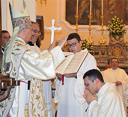 Gli auguri a Don Simone da parte della zia Emma