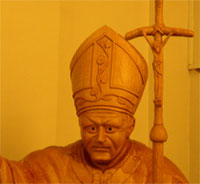 In Cattedrale in questi giorni è esposta una statua in legno, a grandezza naturale, del compianto e venerabile papa Giovanni Paolo II