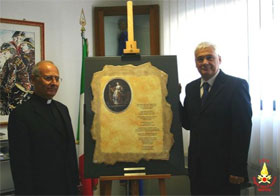 Il vescovo mons. Scotti consegna al Comando Vigili del Fuoco di Isernia un’artistica lastra di marmo con immagine Santa Barbara