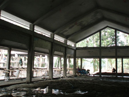 Una foto della chiesa in costruzione Una foto della chiesa in costruzione