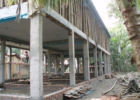 Una foto della chiesa in costruzione