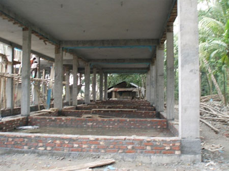 Una foto della chiesa in costruzione