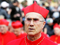 Il cardinale Bertone ai caracciolini: liberarsi di tutto per servire il prossimo
