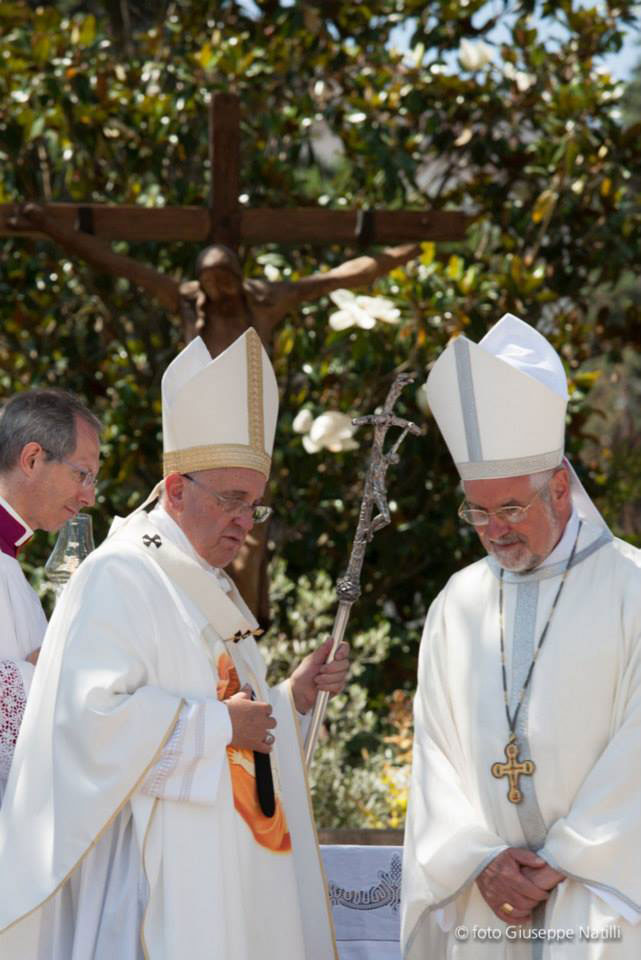 una foto del Vescovo Bregantini con papa Francesco