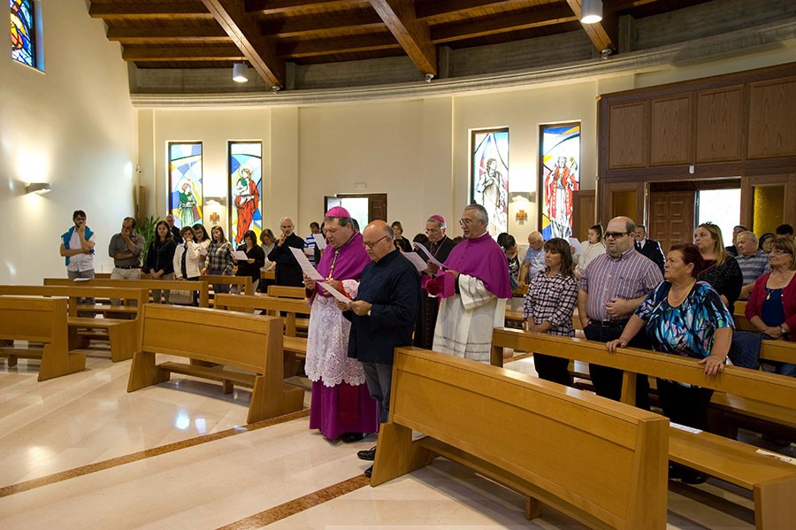Una foto del nuovo vescovo Claudio Plaumbo, durante la sua visita a San Casto