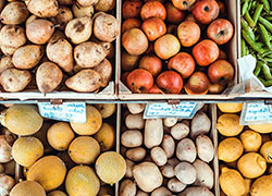 Una foto di un banco al mercato di frutta e verdura