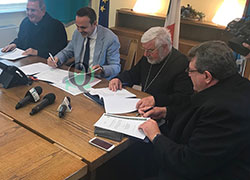 Una foto dei vescovi molisani con il presidente della Regione Molise