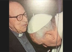 Una foto di Don Carmelo Sciullo con Papa Francesco
