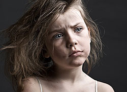 Immagine di una bambina vittima di violenza