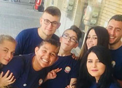 Alcuni ragazzi che hanno partecipato al pellegrinaggio a Lourdes organizzato dall'UNITALSI