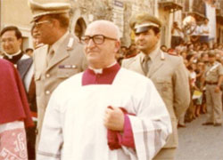Una foto di Don Edmondo de Simone all'arrivo del Vescovo della Diocesi di Trivento Mons. Santucci